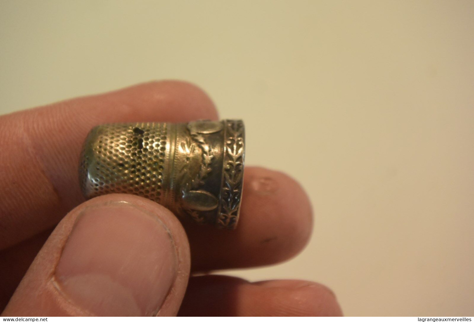 C107 Très Ancien Dé à Coudre En Métal Travaillé - Thimbles