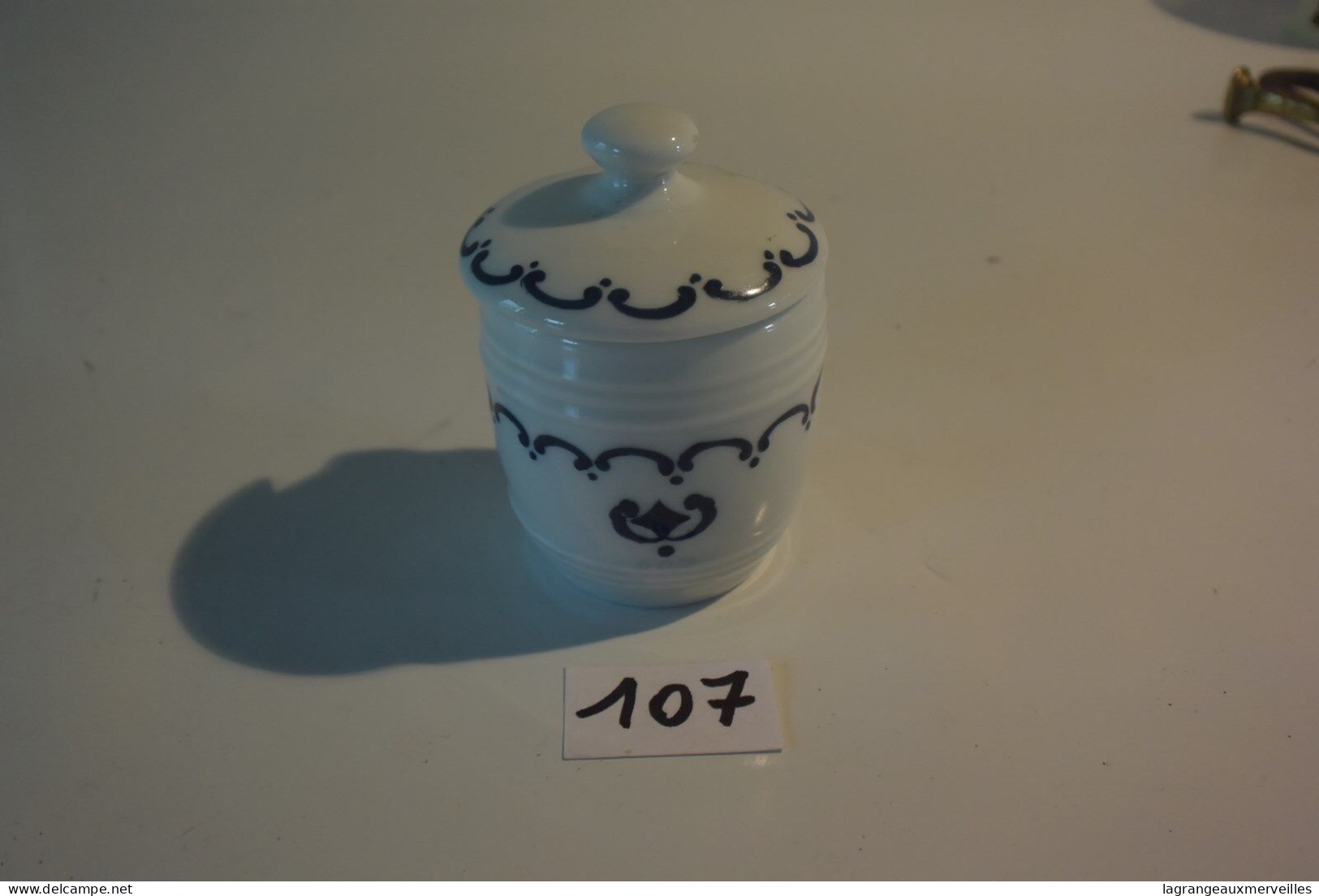 C107 Ancien Sucrier En Pâte Blanche En Porcelaine De Paris H 9cm - Altri & Non Classificati