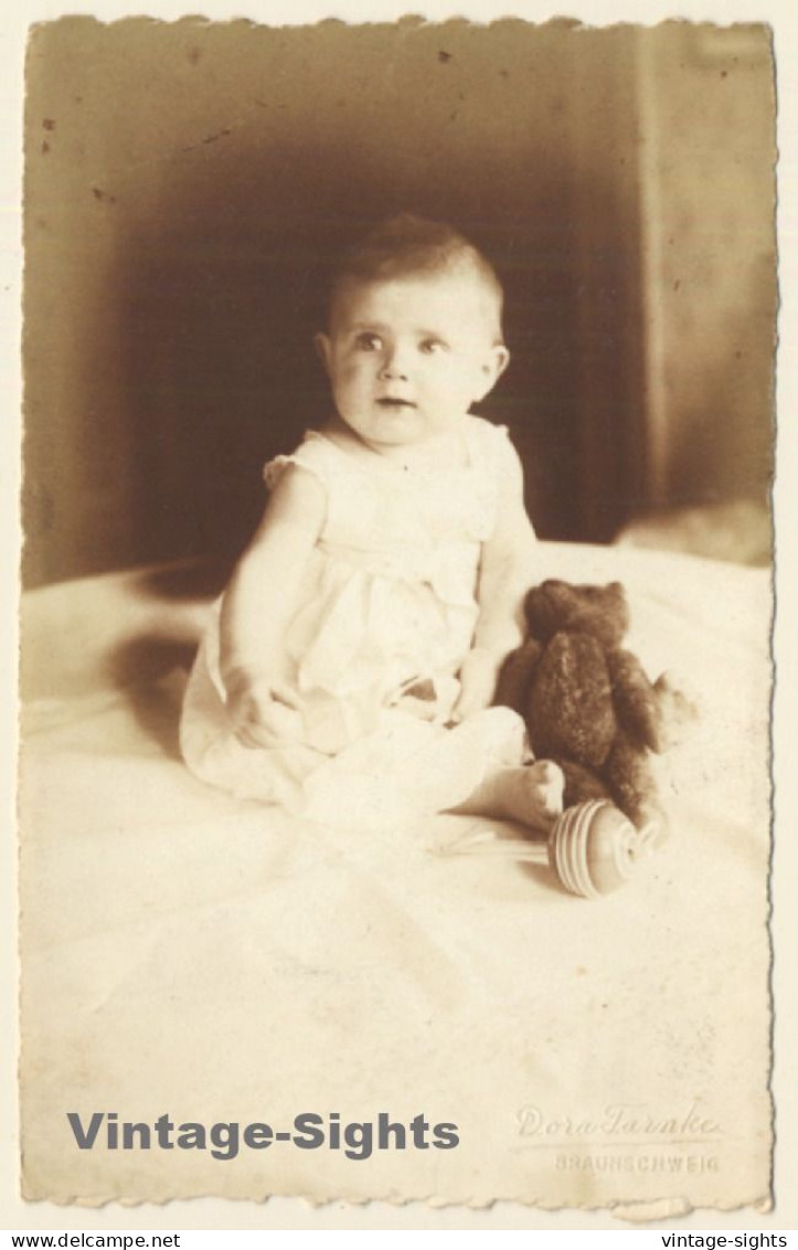 Dora Tarnke: Sweet Little Baby Girl & Teddy Bear (Vintage RPPC 1910s) - Jeux Et Jouets