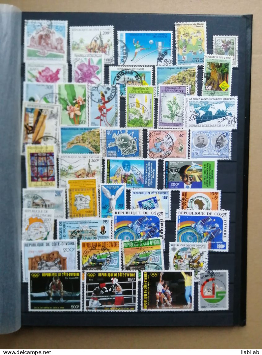 UN ALBUM CLASSEUR NOIR AVEC UNE COLLECTION DE 311 TIMBRES POSTE - Groß, Grund Schwarz