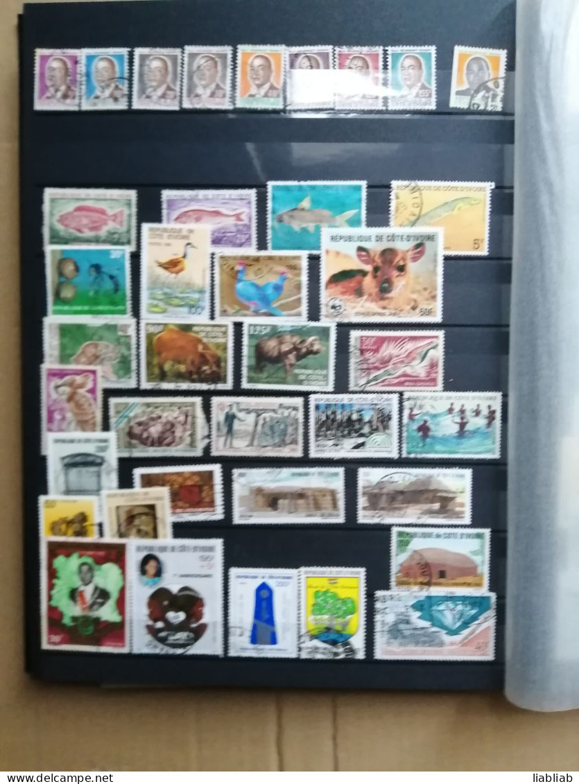 UN ALBUM CLASSEUR NOIR AVEC UNE COLLECTION DE 311 TIMBRES POSTE - Groß, Grund Schwarz