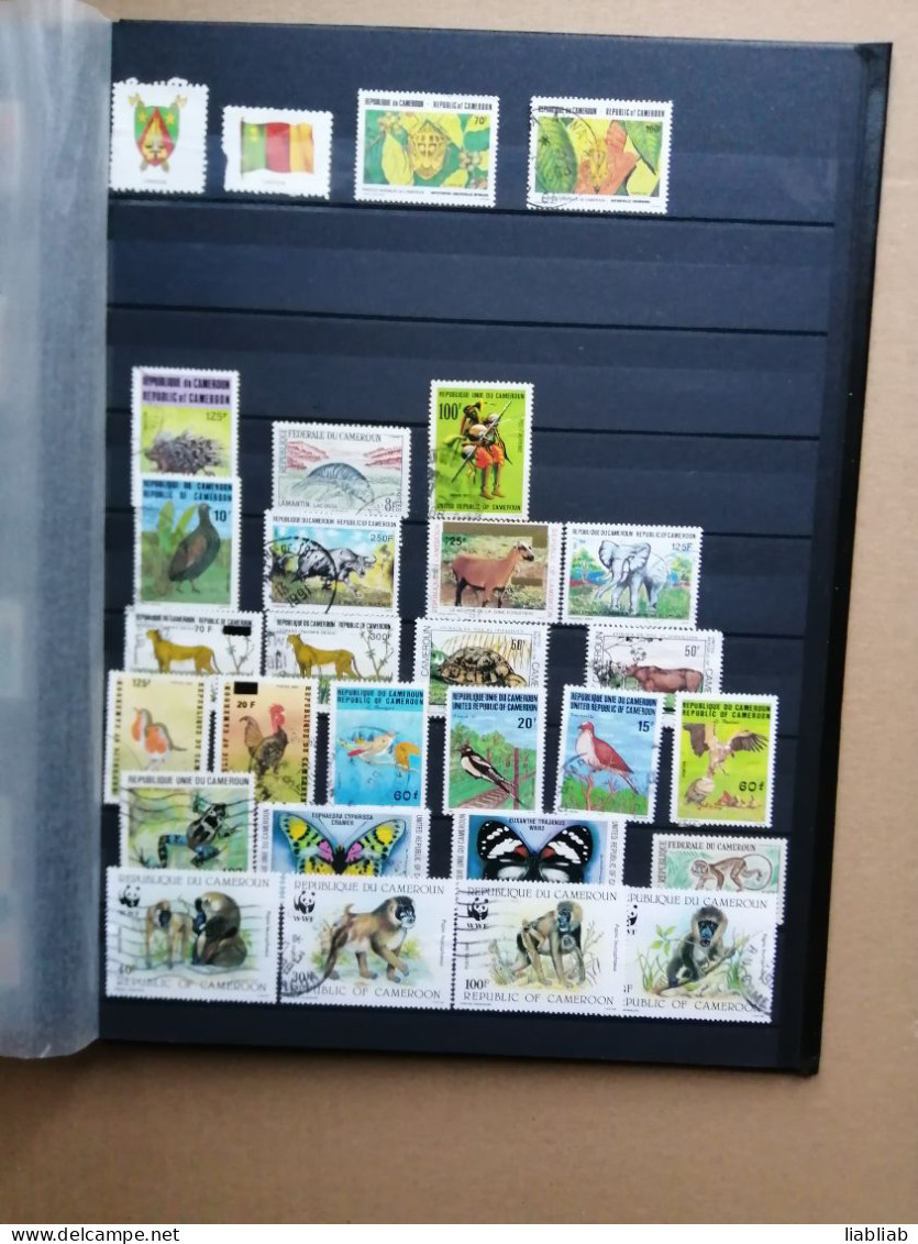 UN ALBUM CLASSEUR NOIR AVEC UNE COLLECTION DE 311 TIMBRES POSTE