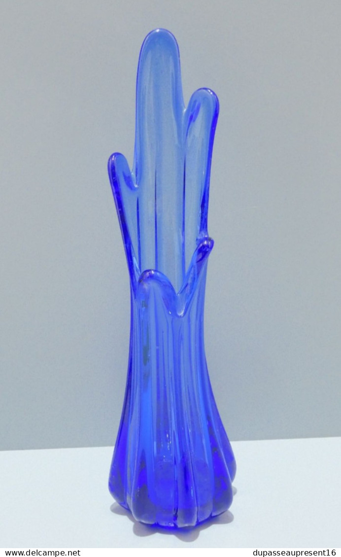 -JOLI VASE VERRE BLEU VINTAGE COLLECTION DECO VITRINE XXe    E - Vases