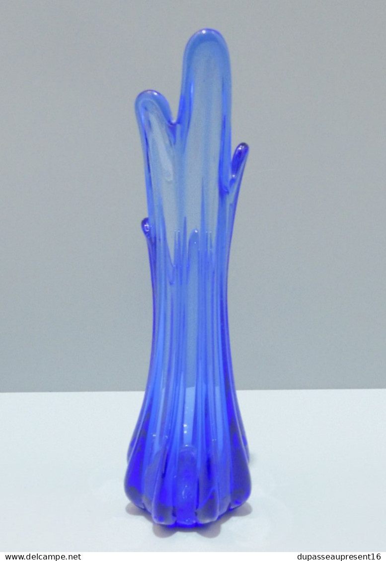 -JOLI VASE VERRE BLEU VINTAGE COLLECTION DECO VITRINE XXe    E - Vazen