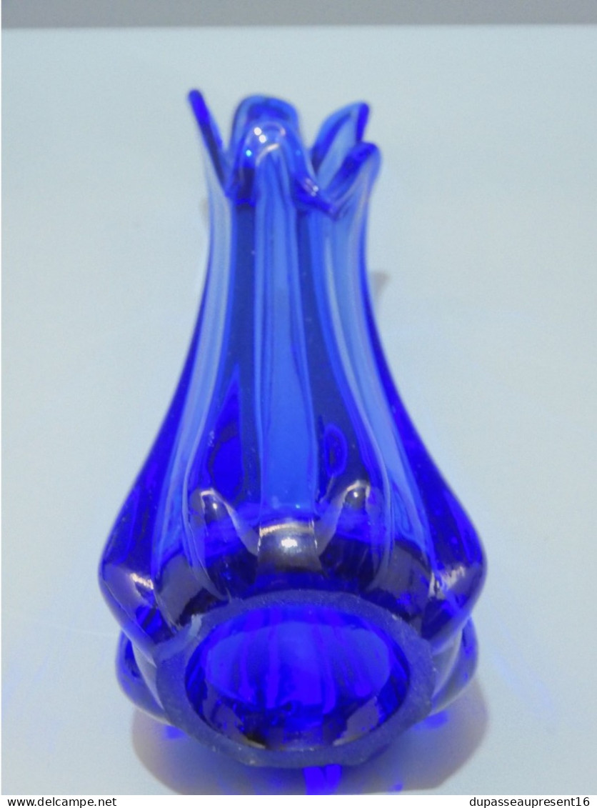 -JOLI VASE VERRE BLEU VINTAGE COLLECTION DECO VITRINE XXe    E