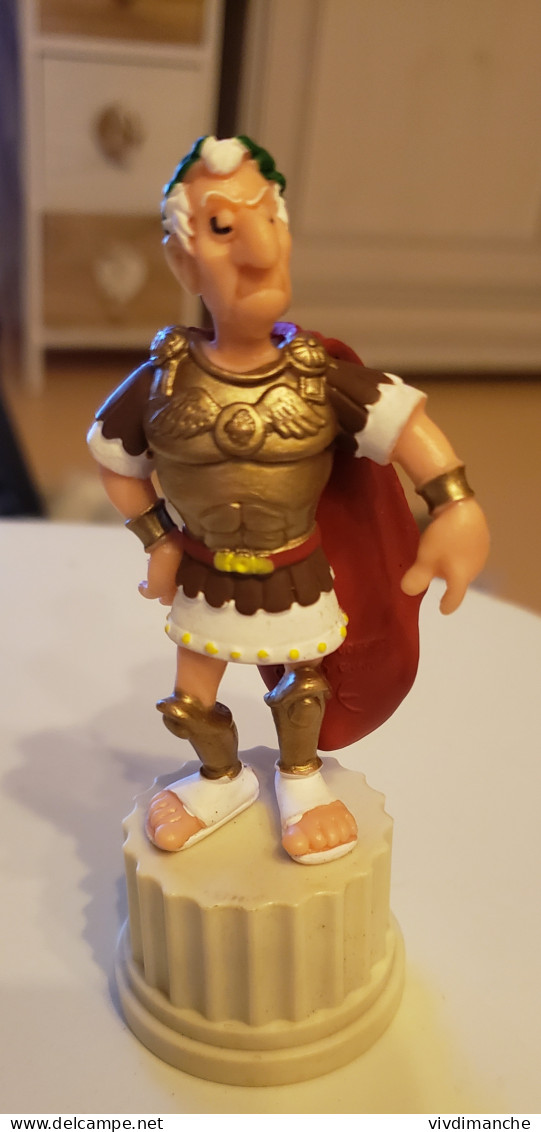 FIGURINE PLASTOY - CESAR - ASTERIX ET OBELIX SUR UN TOTAL DE 32 FIGURINES - Astérix & Obélix