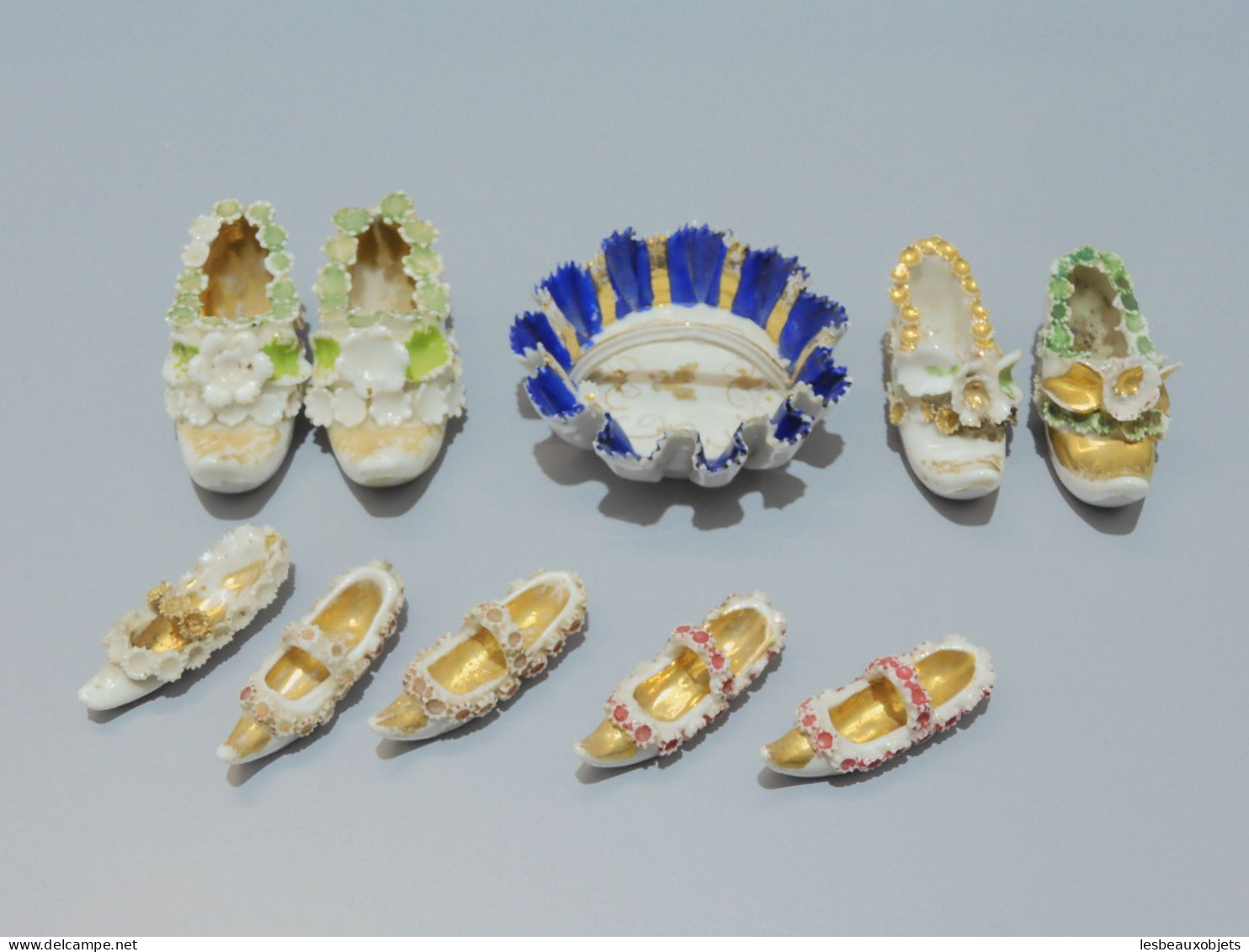 -LOT MINIATURES PORCELAINE LANGEAIS 1 PANIER & 4 Sabots + 5 Chaussures Vitrine  E - Otros & Sin Clasificación