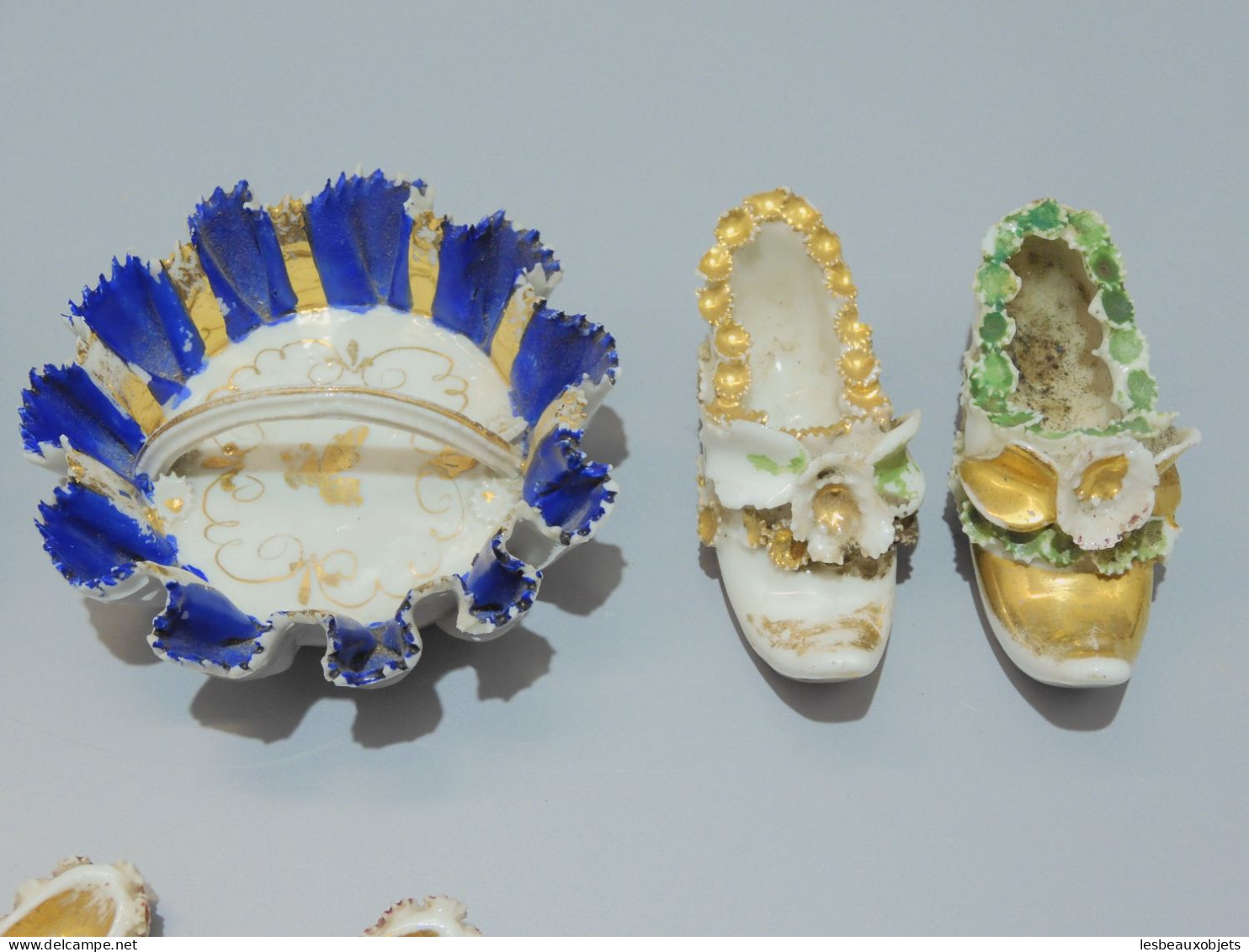 -LOT MINIATURES PORCELAINE LANGEAIS 1 PANIER & 4 Sabots + 5 Chaussures Vitrine  E - Autres & Non Classés