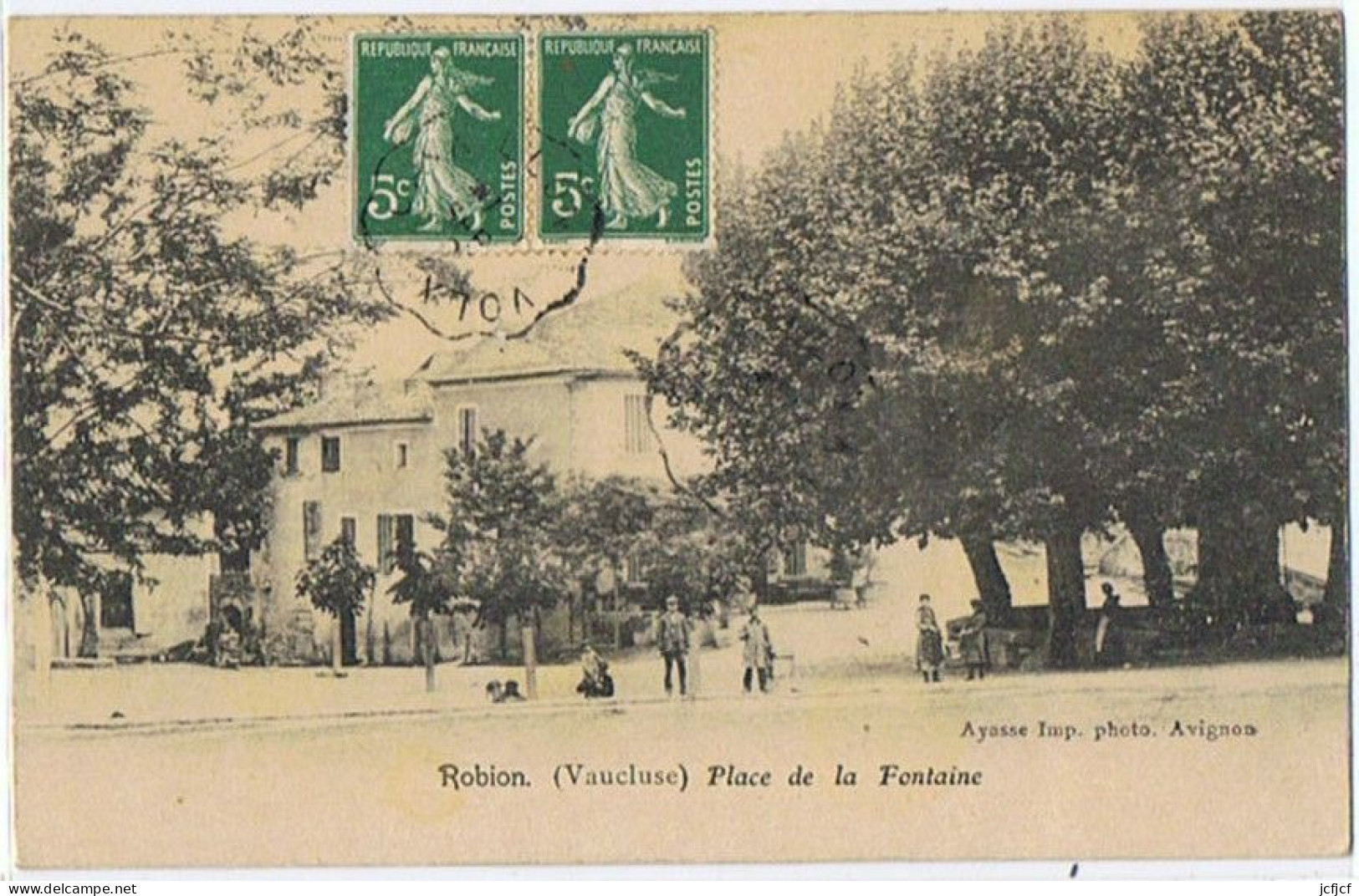 Cpa..84..ROBION..VAUCLUSE..PLACE DE LA FONTAINE - Robion