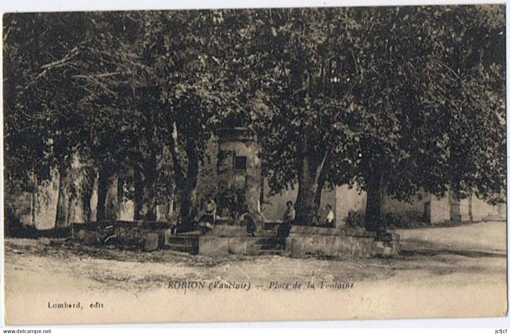 Cpa..84..ROBION..VAUCLUSE..PLACE DE LA FONTAINE - Robion