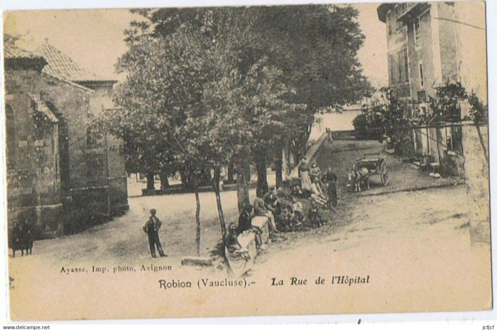 Cpa..84..ROBION..VAUCLUSE..LA RUE DE L'HOPITAL..ATTELAGE D'ANE - Robion