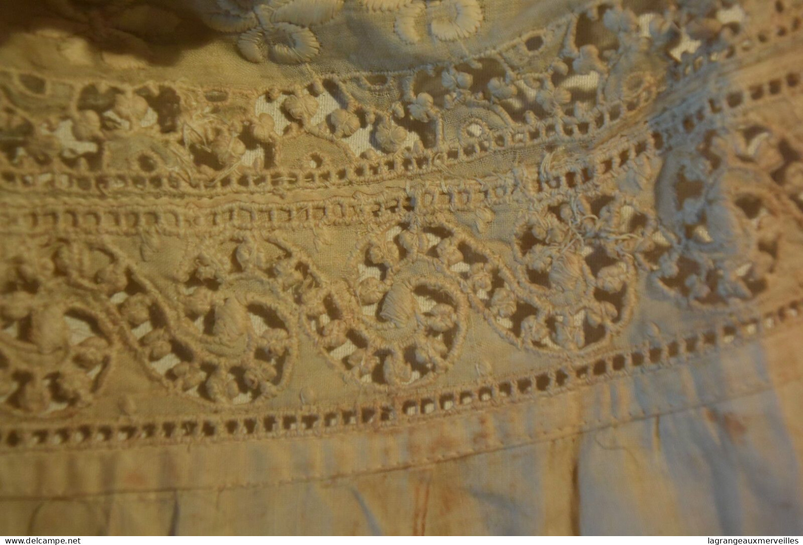 C240 Magnifique Et Authentique Robe Avec Broderie - Dentelles Et Tissus