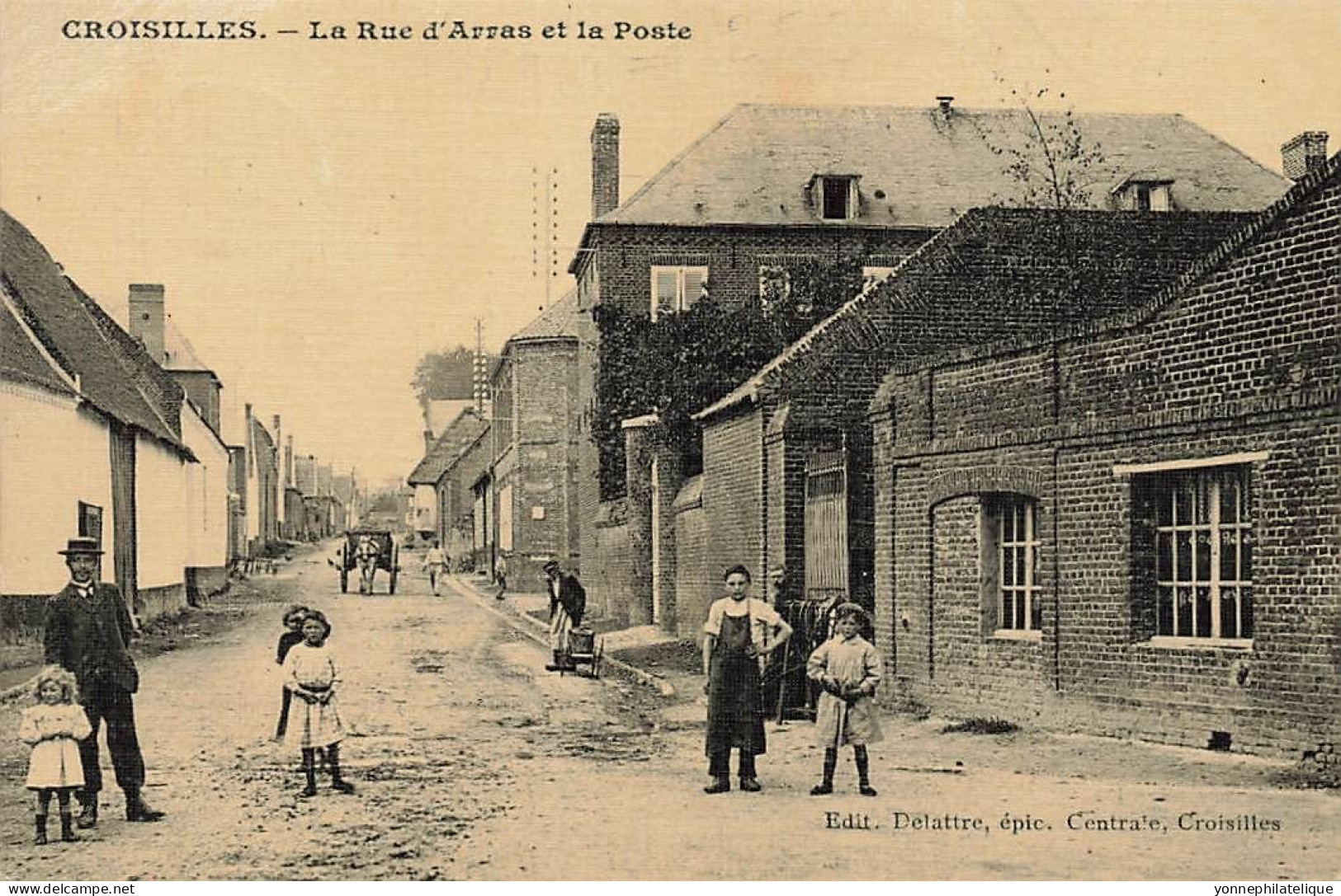 62 - PAS-DE-CALAIS - CROISILLE - La Rue D'Arras Et La Poste - 10422 - Croisilles