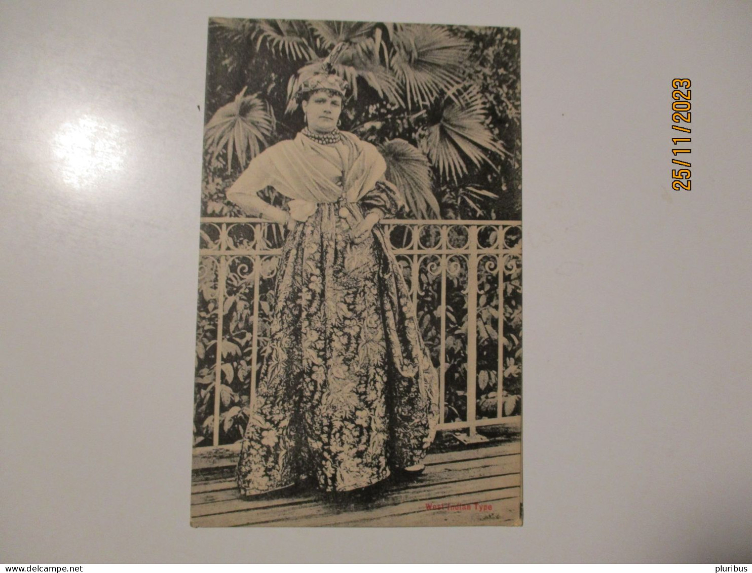 WEST INDIAN TYPE , WOMAN . SOLD BY HOTEL DE PAZ , DOMINICA - Dominicaine (République)