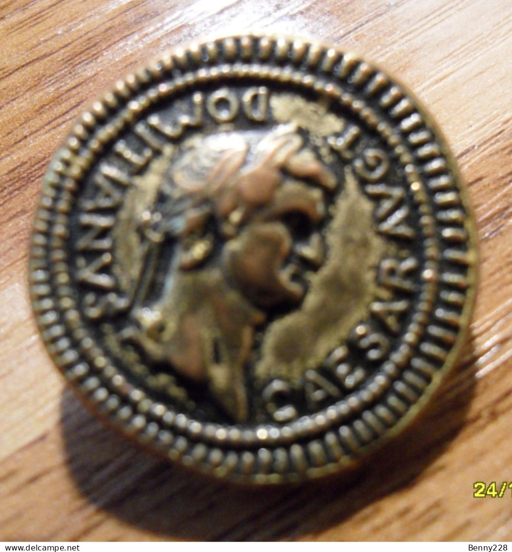 Bouton Militaire Ancien En Métal, à L'effigie De CEASAR AVGT - Buttons