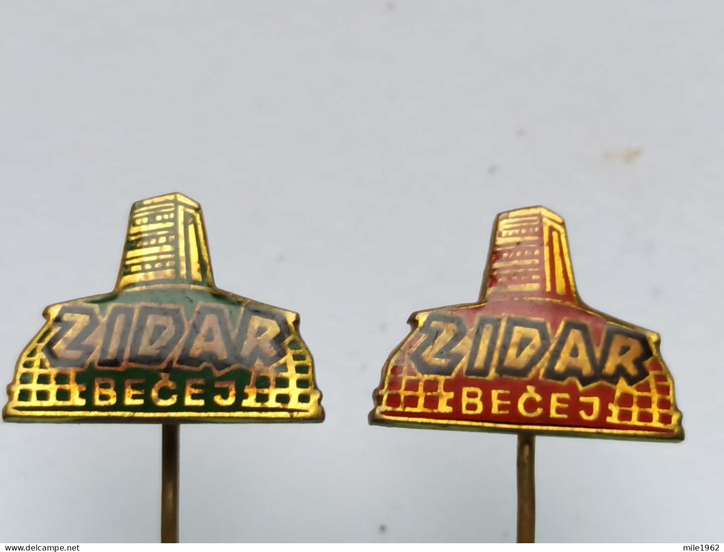 BADGE Z-98-2 - 2 PINS - ZIDAR BECEJ, SERBIA, EBAR DIBER, Construction Company, Maçon, Builder - Lots