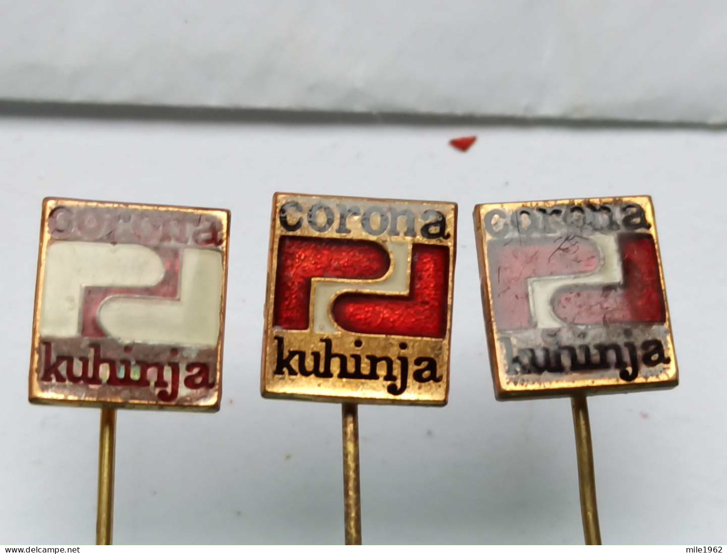 BADGE Z-98-2 - 3 PINS - KUHINJA KORONA, CORONA, WOOD INDUSTRY Industrie Du Bois, MEUBLES, Furniture, YUGOSLAVIA - Lots