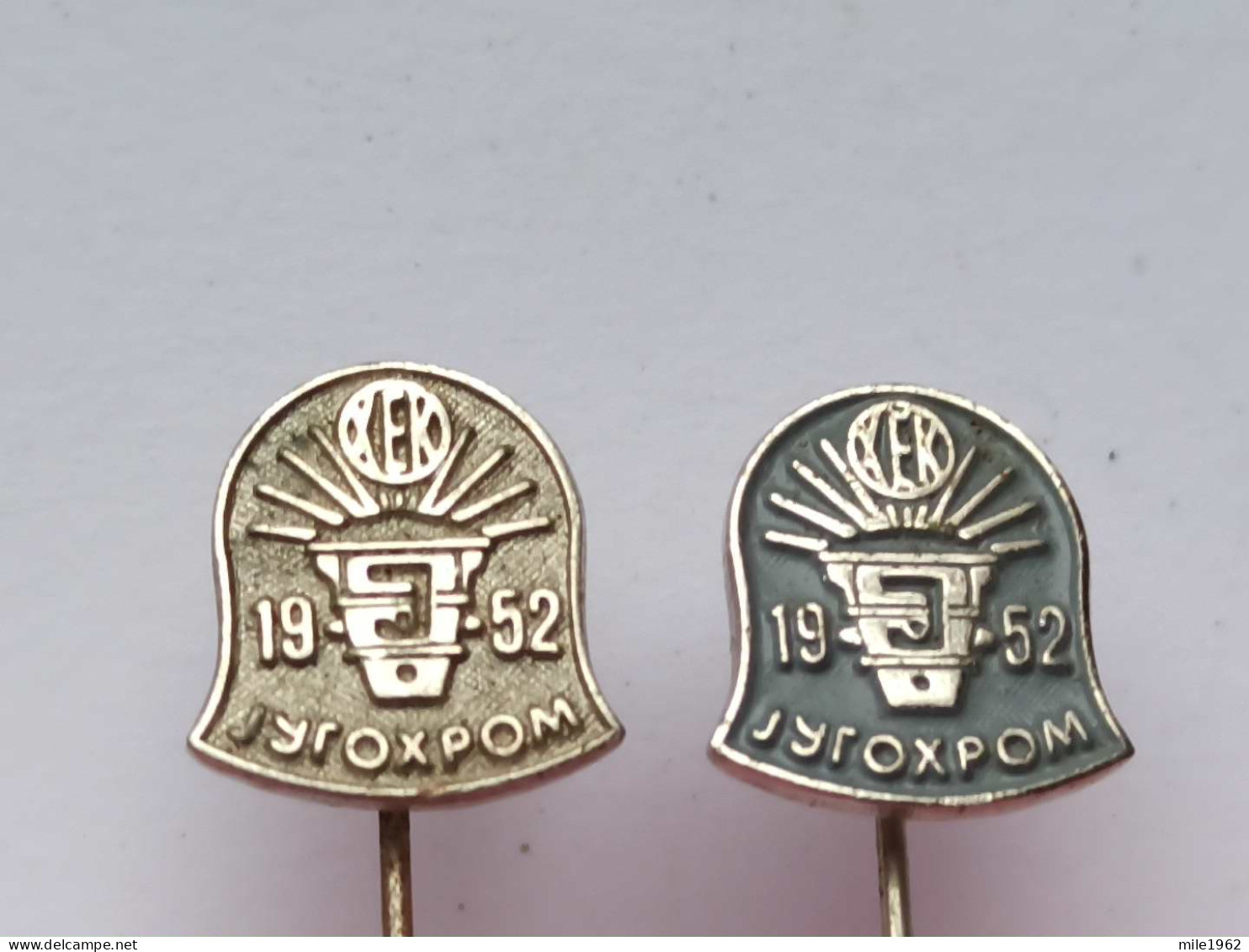 BADGE Z-98-6 - 2 PINS - JUGOHROM, PIN Macedonia, Produces Ferro-alloy - Lots