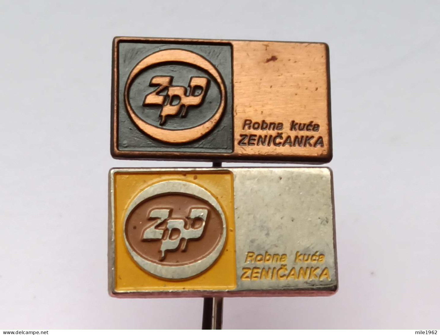 BADGE Z-98-6 - 2 PINS - ROBNA KUCA ZENICANKA, ZENICA, PIN YUGOSLAVIA, MOUNTING, GRAND MAGASIN - Lots