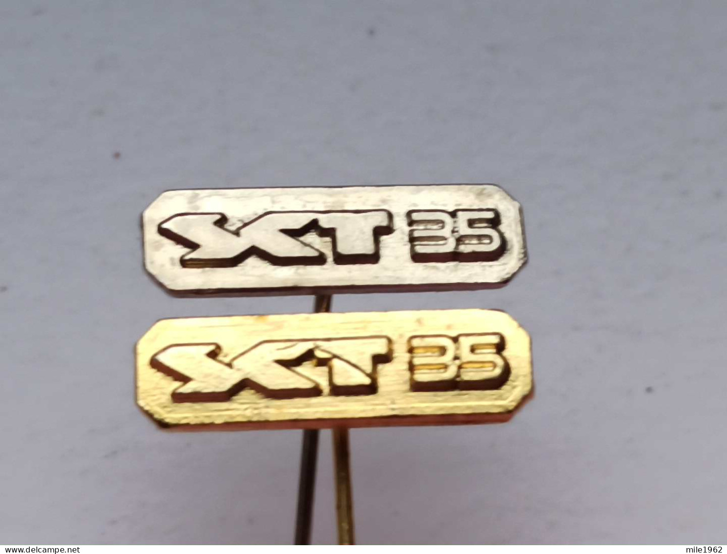 BADGE Z-98-6 - 2 PINS - XT 35 - Lots