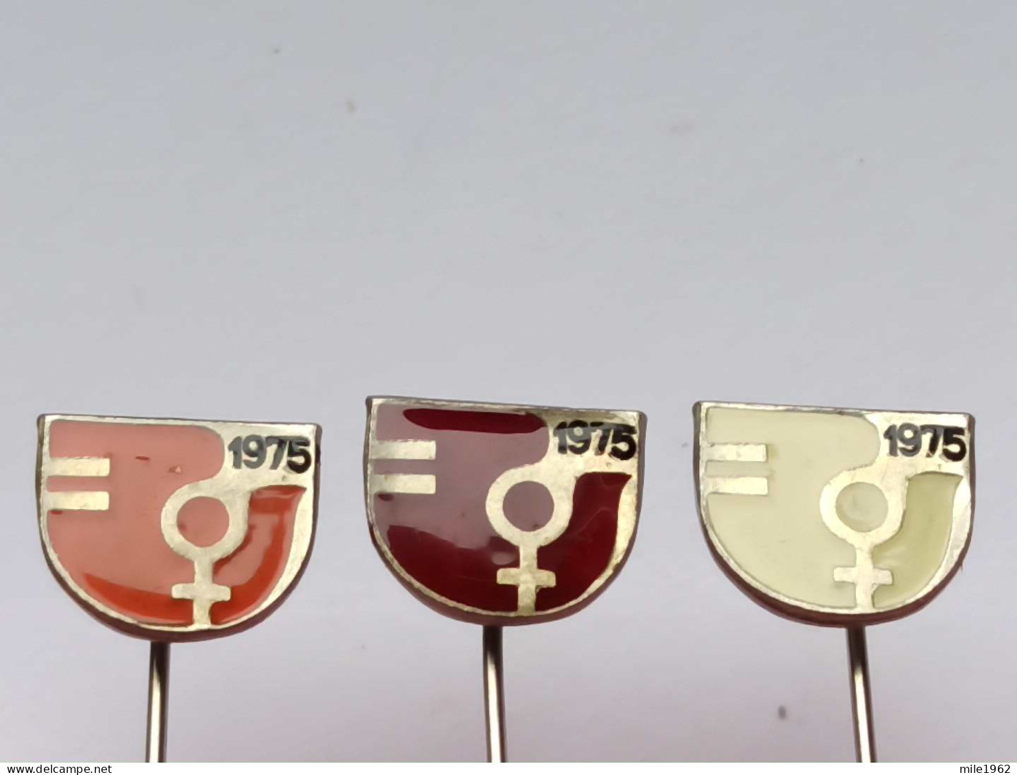 BADGE Z-98-6 - 3 PINS - JAMSTALLDHET MAN KVINNA SVERIGE, 1975 Equality Between The Sexes & Red Cross Croix Rouge - Lots