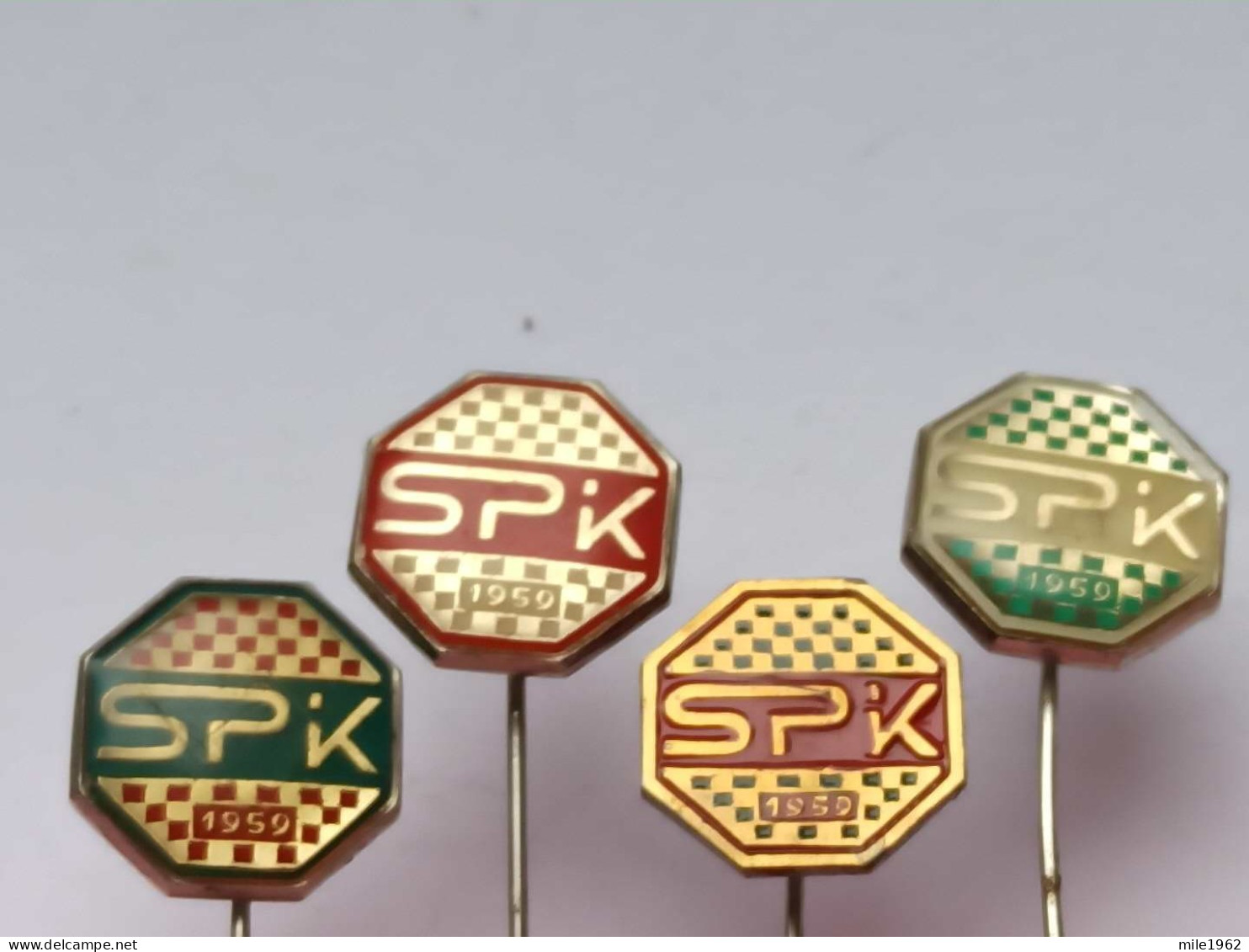 BADGE Z-98-6 - 4 PINS - SPIK IVANJICA, SERBIA, Prefabricated House, Maison Préfabriquée - Lots