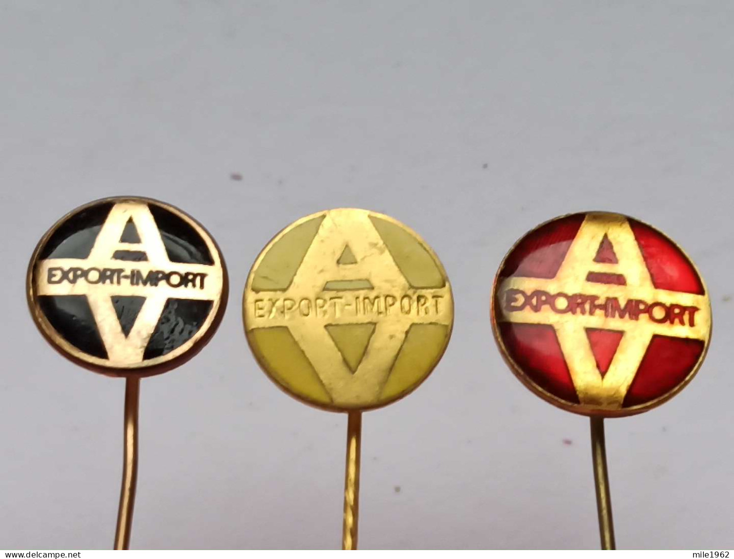 BADGE Z-98-7 - 3 PINS -  AGROVOJVODINA EXPORT IMPORT Serbia Tractors Tracteur Agricultural Machines - Lots