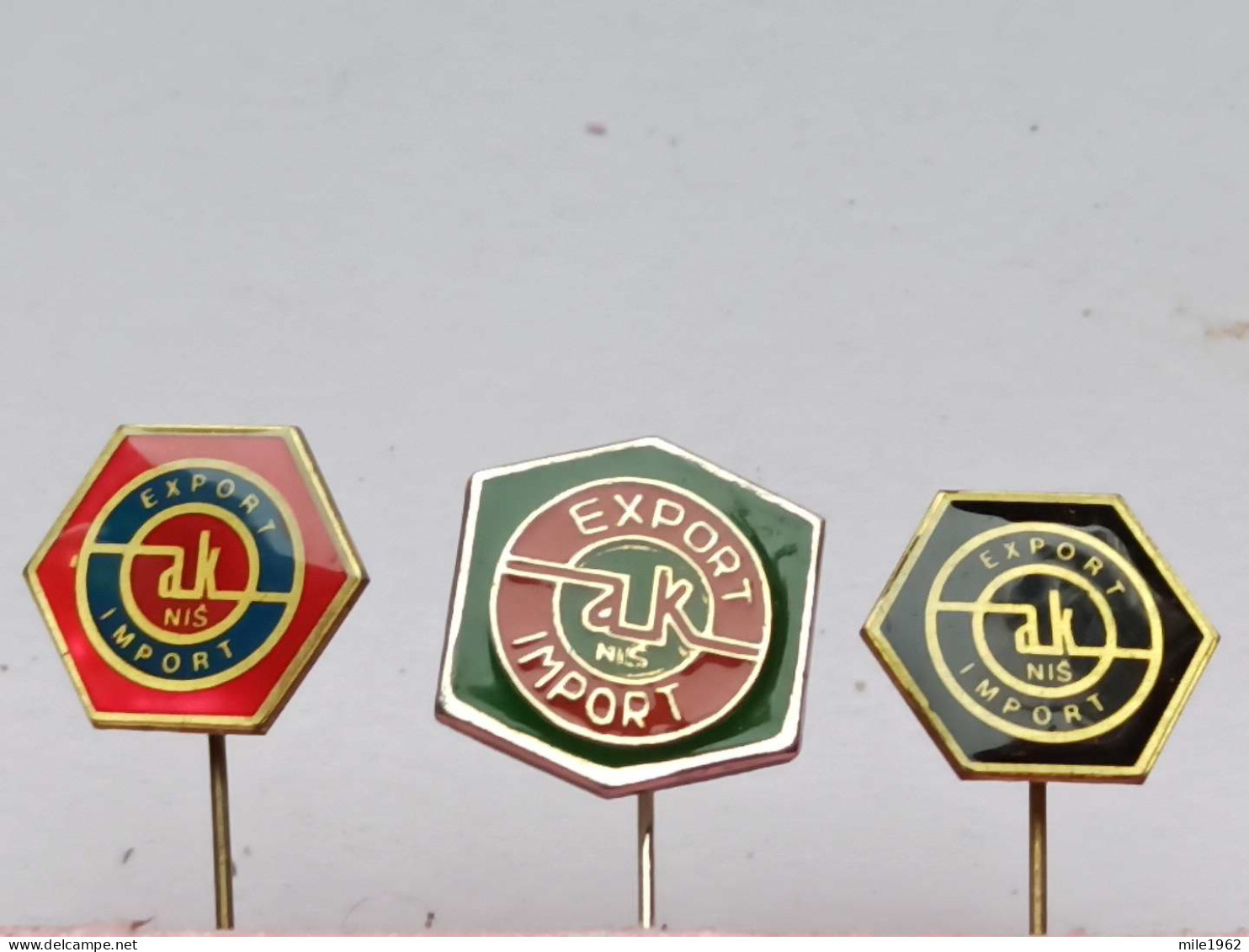 BADGE Z-98-7 - 3 PINS -  AK NIS AGROKOMBINAT Export Import Agriculture Agronomy, Pin Yugoslavia - Lots