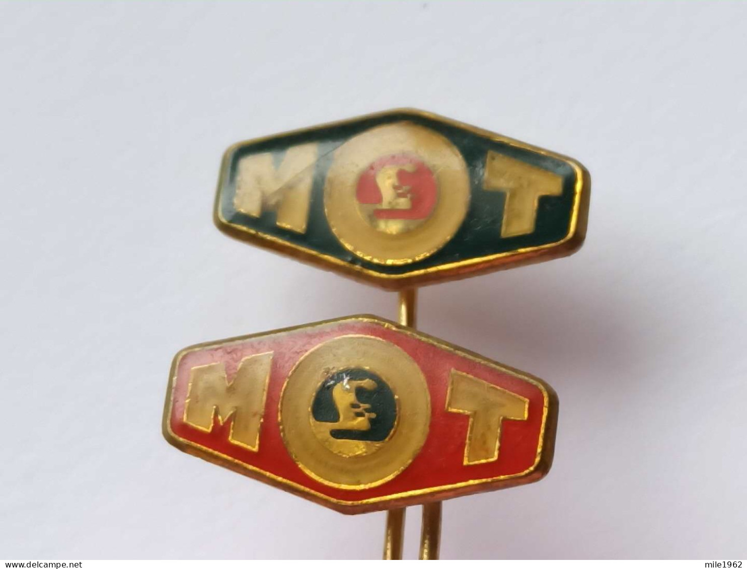 BADGE Z-98-8 - 2 PINS - MOT Czechoslovakia - Lots