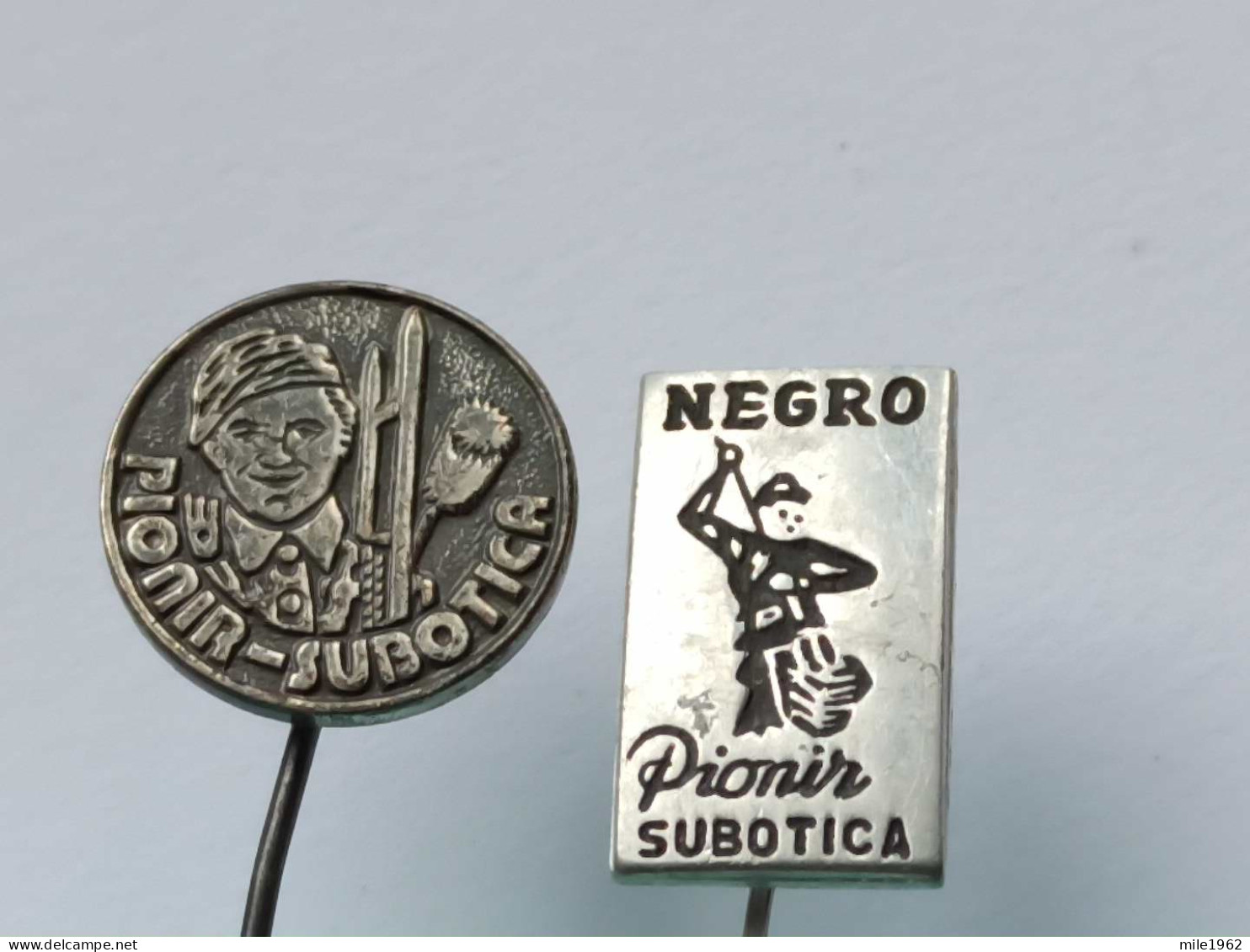 BADGE Z-98-10 - 2 PINS - PIONIR, SUBOTICA, SERBIA, Ramoneur, Chimney Sweep, Food Candies Industry - Lotes