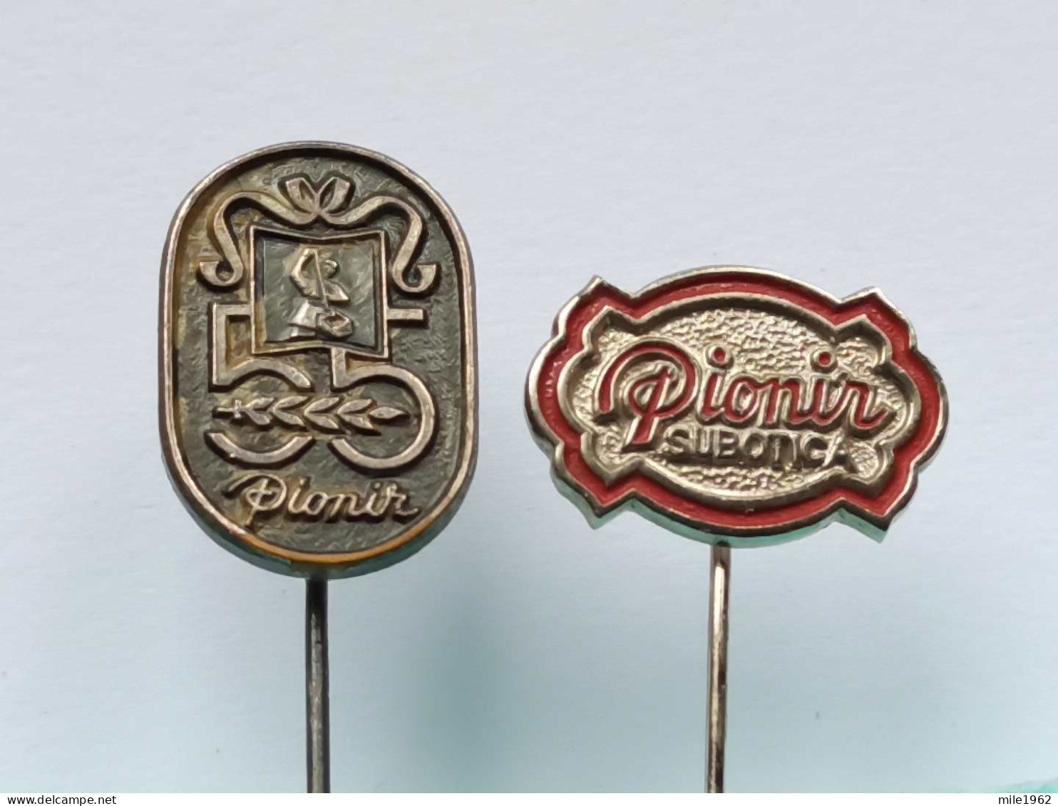 BADGE Z-98-10 - 2 PINS - PIONIR, SUBOTICA, SERBIA, Ramoneur, Chimney Sweep, Food Candies Industry - Sets