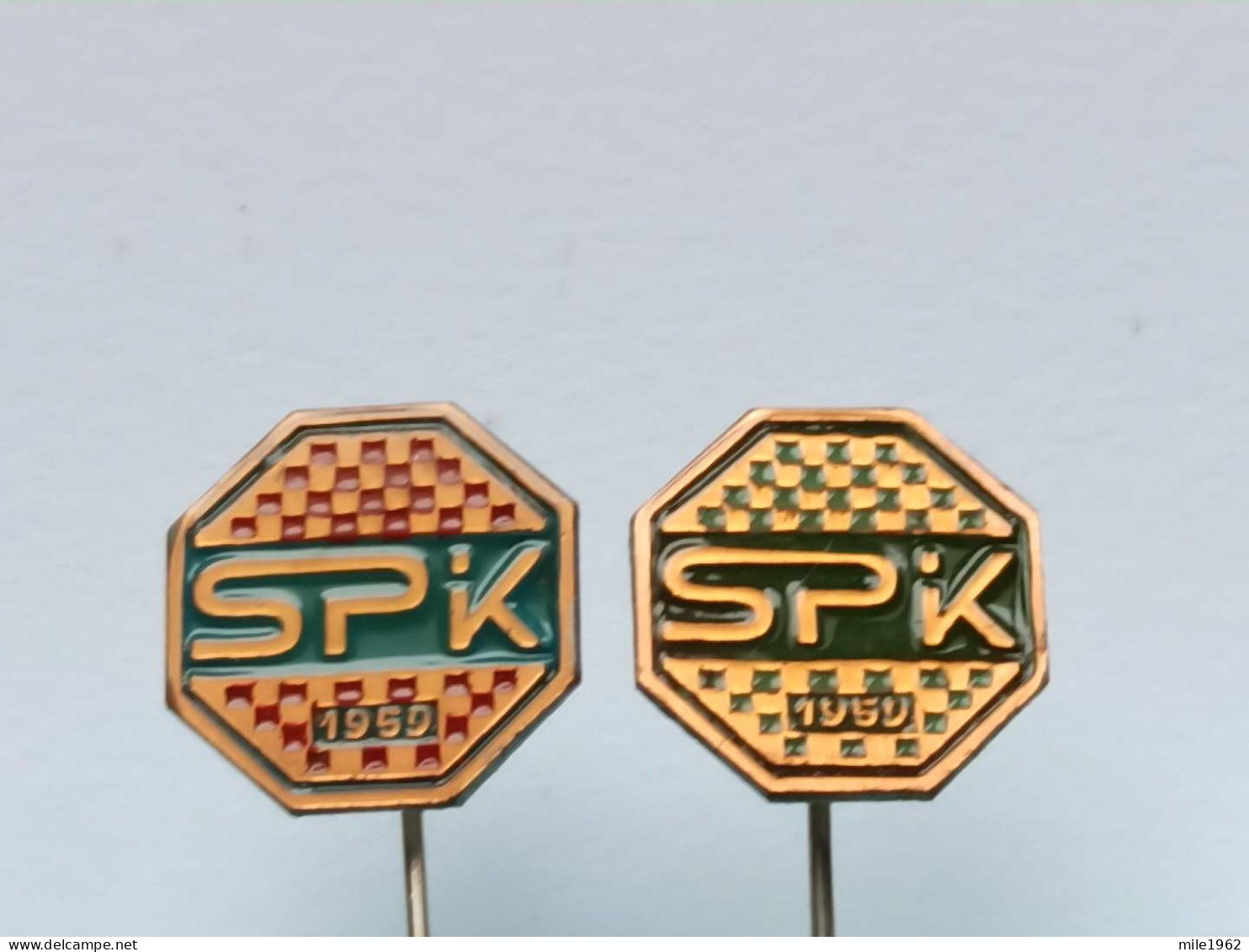 BADGE Z-98-10 - 2 PINS - SPIK IVANJICA, SERBIA, Prefabricated House, Maison Préfabriquée - Lotes