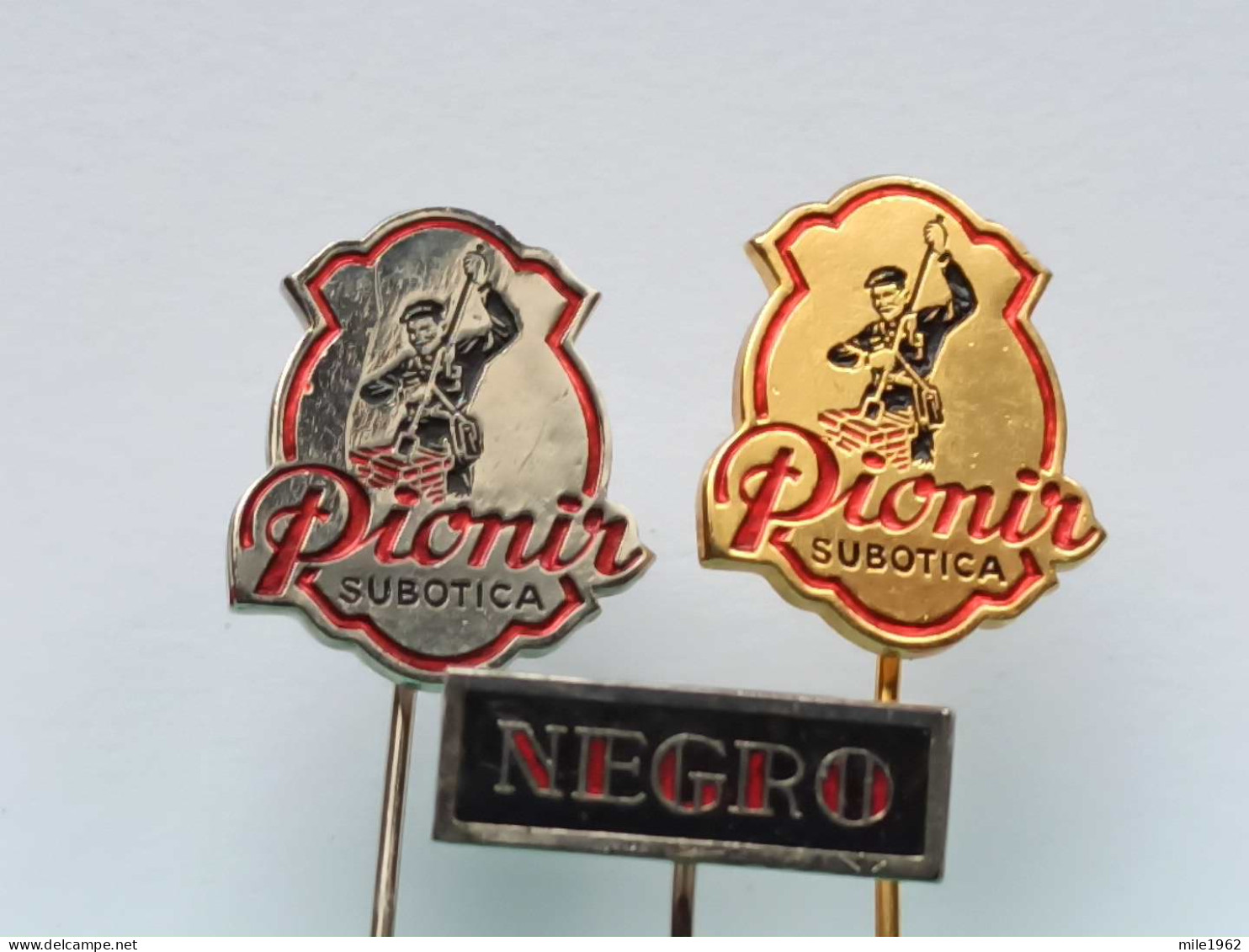 BADGE Z-98-10 - 3 PINS - PIONIR, SUBOTICA, SERBIA, Ramoneur, Chimney Sweep, Food Candies Industry - Lots