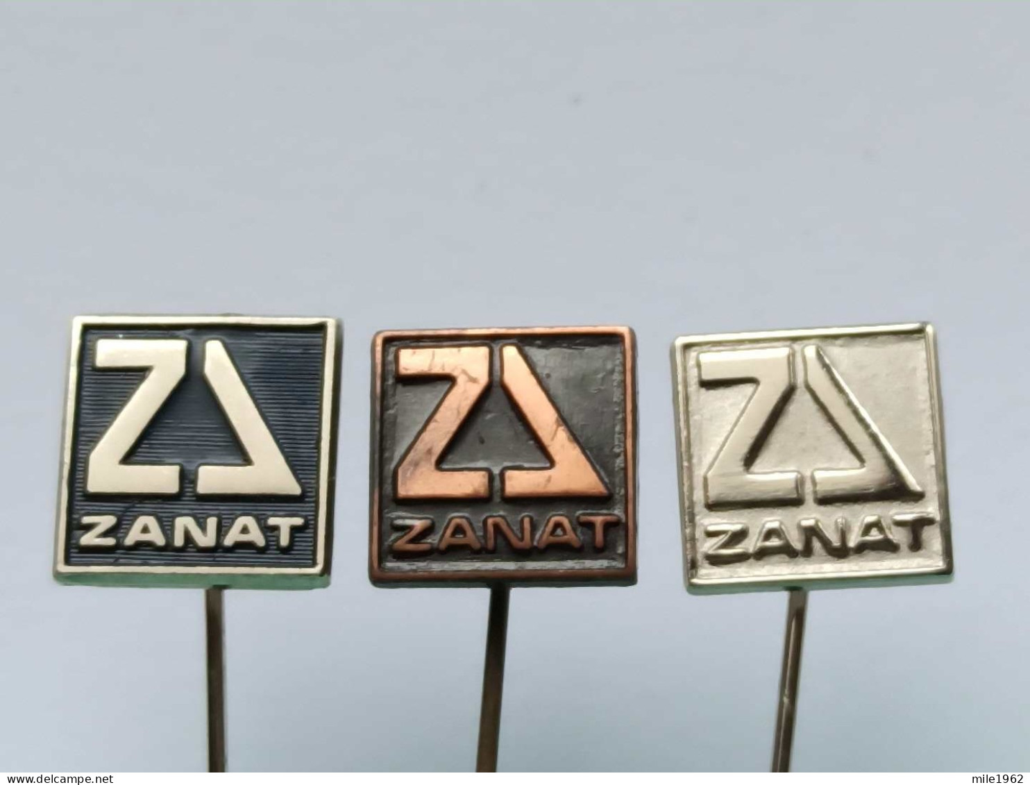 BADGE Z-98-10 - 3 PINS - Zanat, Pin Yugoslavia, Craft - Lotes