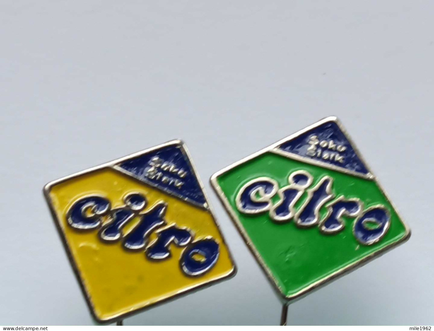 BADGE Z-98-11 - 2 PINS - CITRO, SOKO STARK, SERBIA, Chocolate And Candy Factory, SWEETS - Lotes