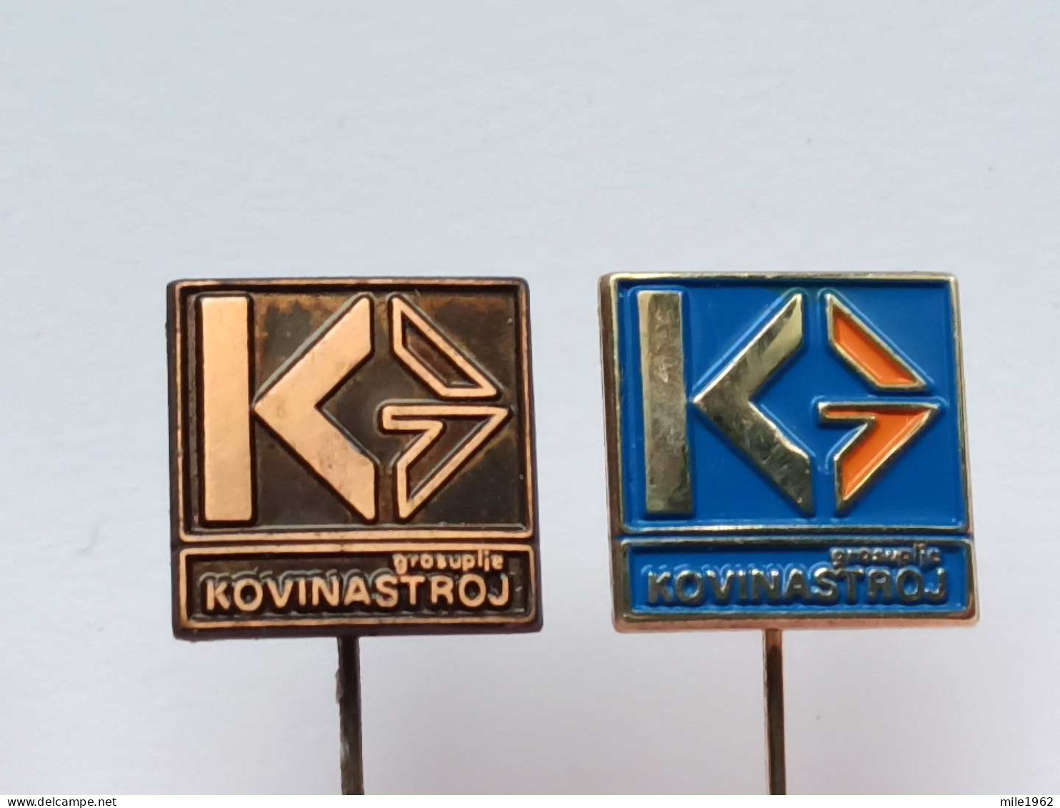 BADGE Z-98-12 - 2 PINS - KOVINASTROJ GROSUPLJE, MASHINE, STEEL, PIN YUGOSLAVIA, SLOVENIA - Loten