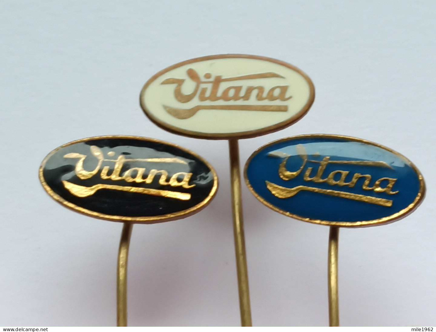 BADGE Z-98-12 - 3 PINS -  VITANA CZECH, FOOD INDUSTRY - Lots