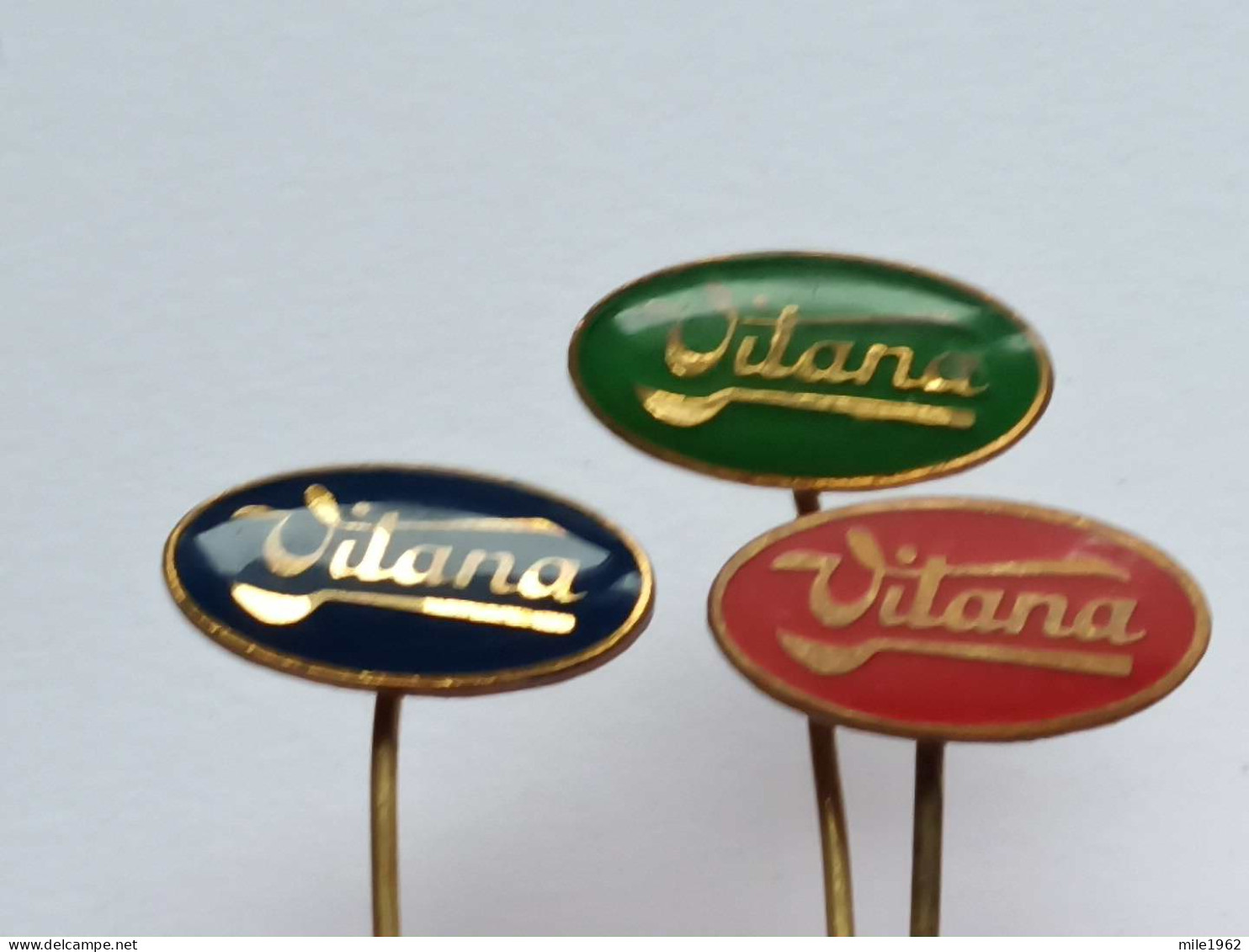 BADGE Z-98-12 - 3 PINS -  VITANA CZECH, FOOD INDUSTRY - Lotes