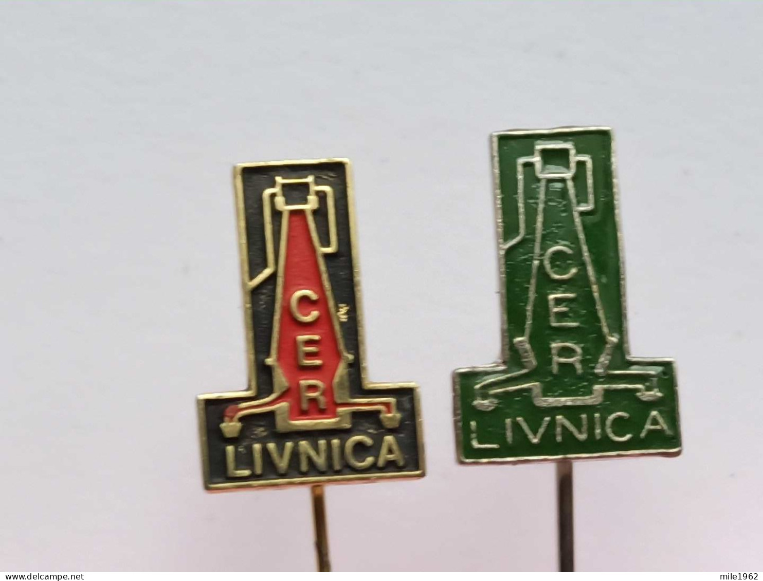 BADGE Z-98-13 - 2 PINS - LIVNICA CER CACAK, SERBIA, Thermal Accumulation Stove, Poêle, STEEL FOUNDRY, FONDERIE D'ACIER - Sets