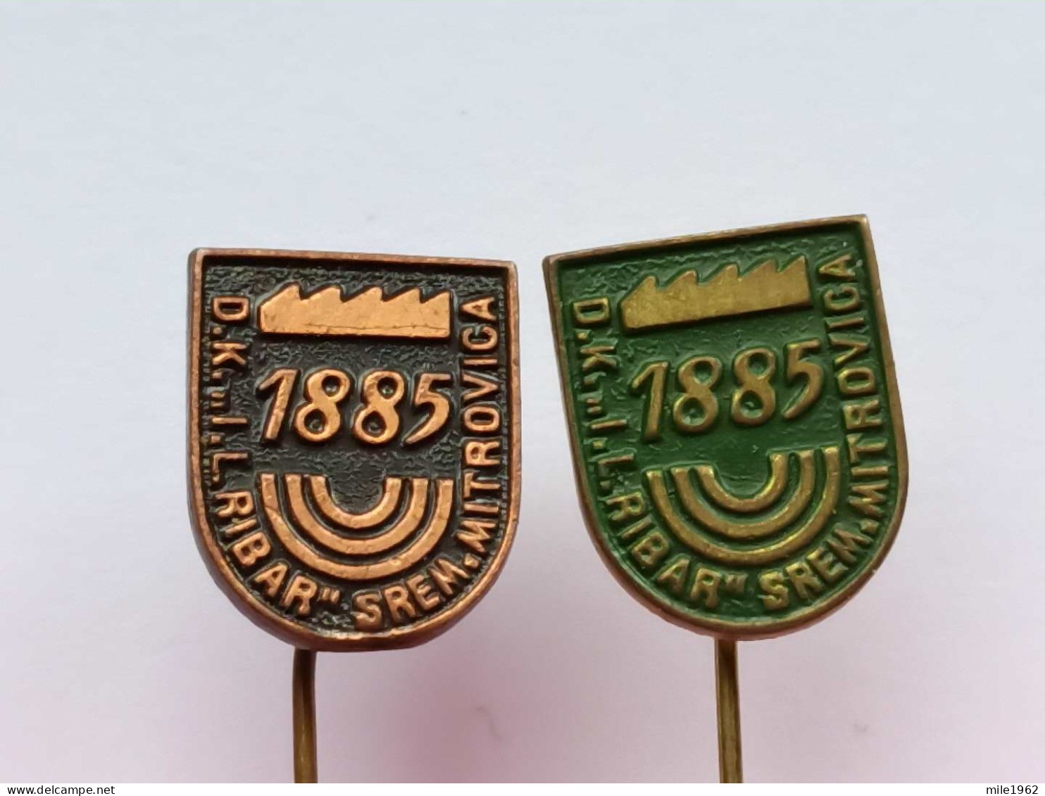 BADGE Z-98-14 - 2 PINS - DK Ivo Lola Ribar Sremska Mitrovica Serbia, WOOD INDUSTRY, INDUSTRIE DU BOIS - Lots