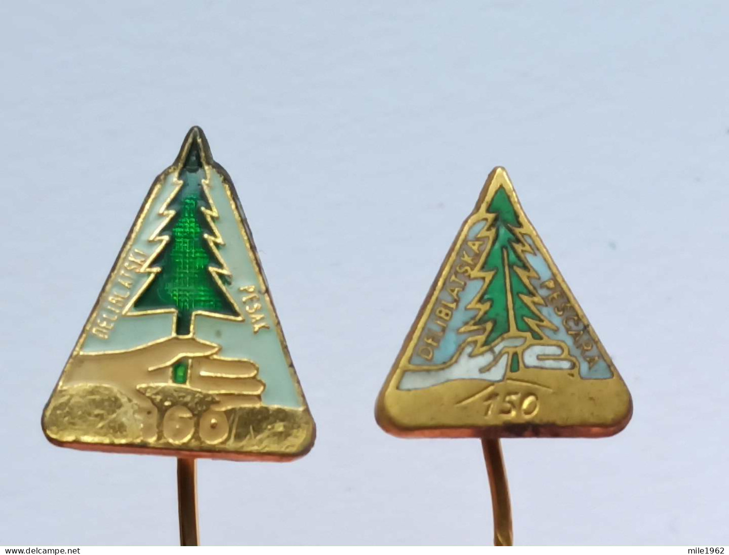 BADGE Z-98-14 - 2 PINS - Deliblato, Deliblatska Pescara, Serbia, Boisement Des Déserts Christmas Tree  - Loten