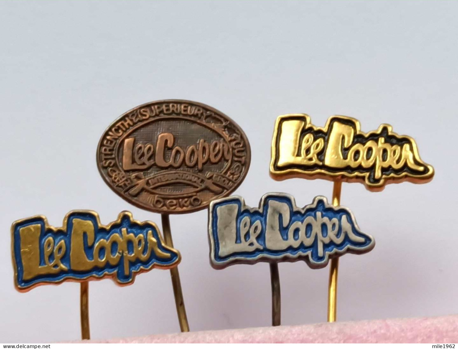 BADGE Z-98-14 - 4 PINS - LEE COOPER Marque De JEANS - Sets