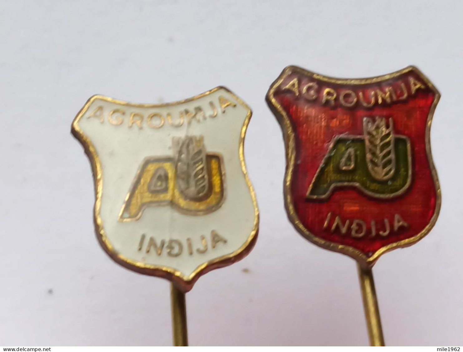 BADGE Z-98-16 - 2 PINS - AGROUNIJA INDJIJA, INDIJA, SERBIA, YUGOSLAVIA, AGRICULTURAL Agriculture Agricole - Lotes