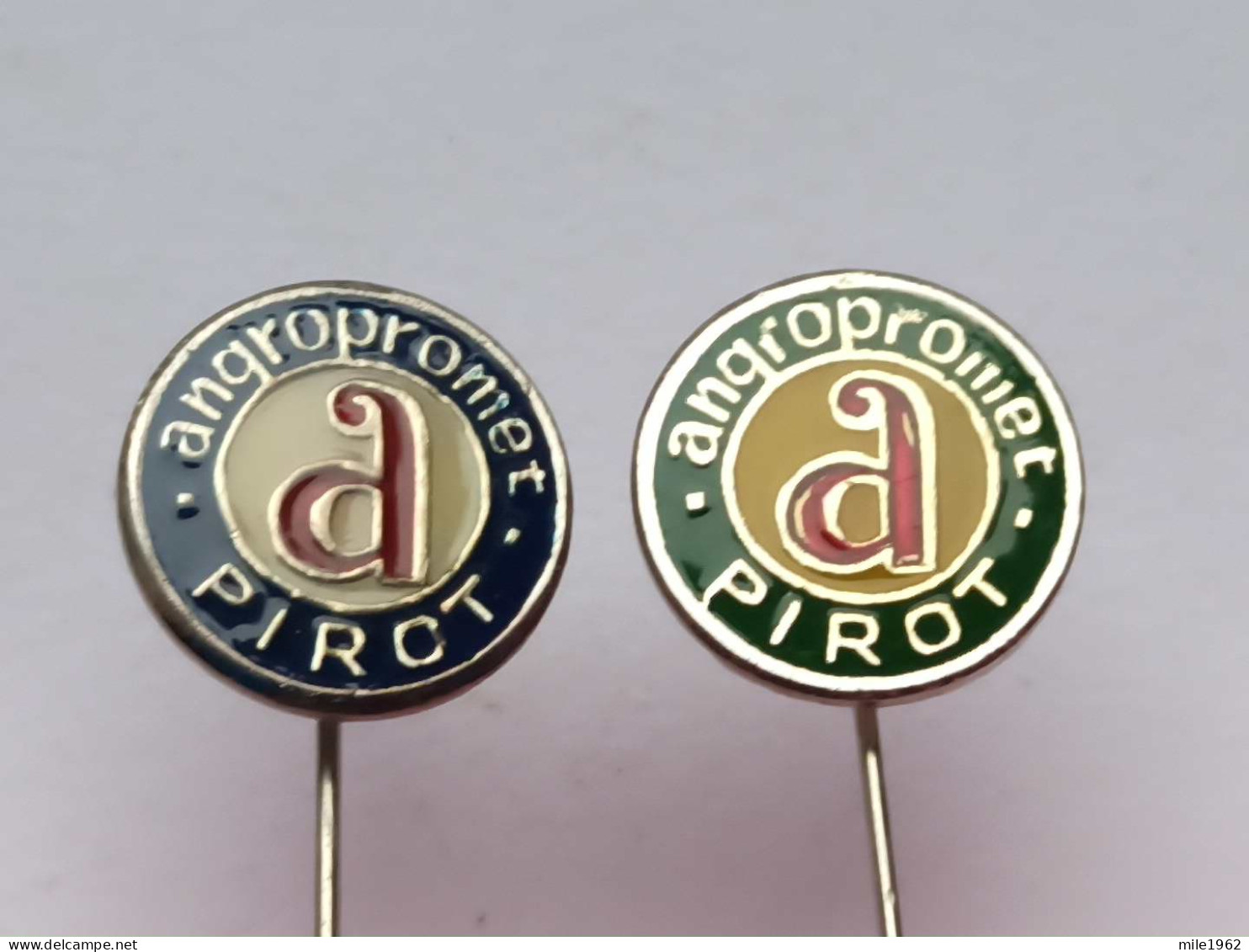 BADGE Z-98-16 - 2 PINS - ANGROPROMET PIROT SERBIA, AGRICULTURAL Agriculture Agricole - Sets