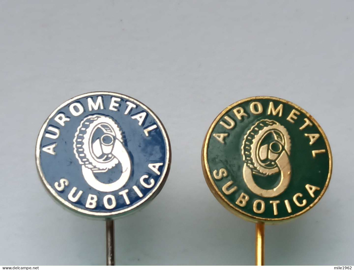 BADGE Z-98-16 - 2 PINS - AUROMETAL Subotica Goldsmith, Watchmaker Watch, Bijoutier Joaillier, Jeweler, Goldsmith - Lotti