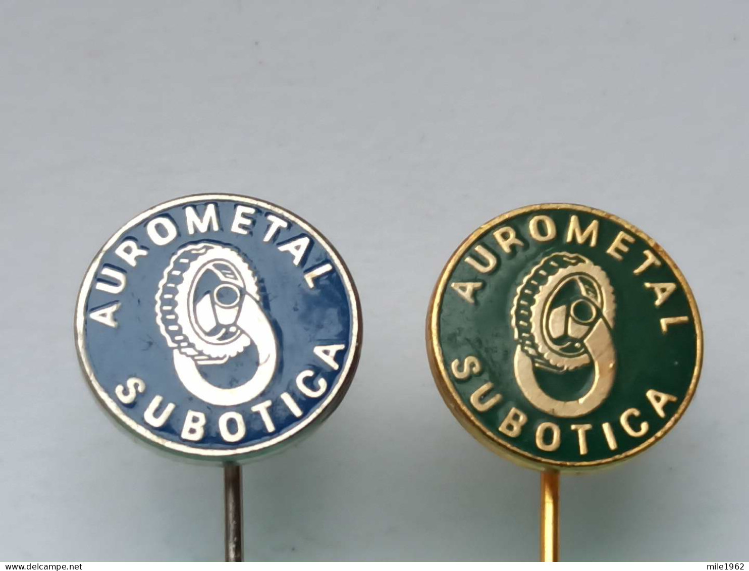 BADGE Z-98-16 - 2 PINS - AUROMETAL Subotica Goldsmith, Watchmaker Watch, Bijoutier Joaillier, Jeweler, Goldsmith - Lots
