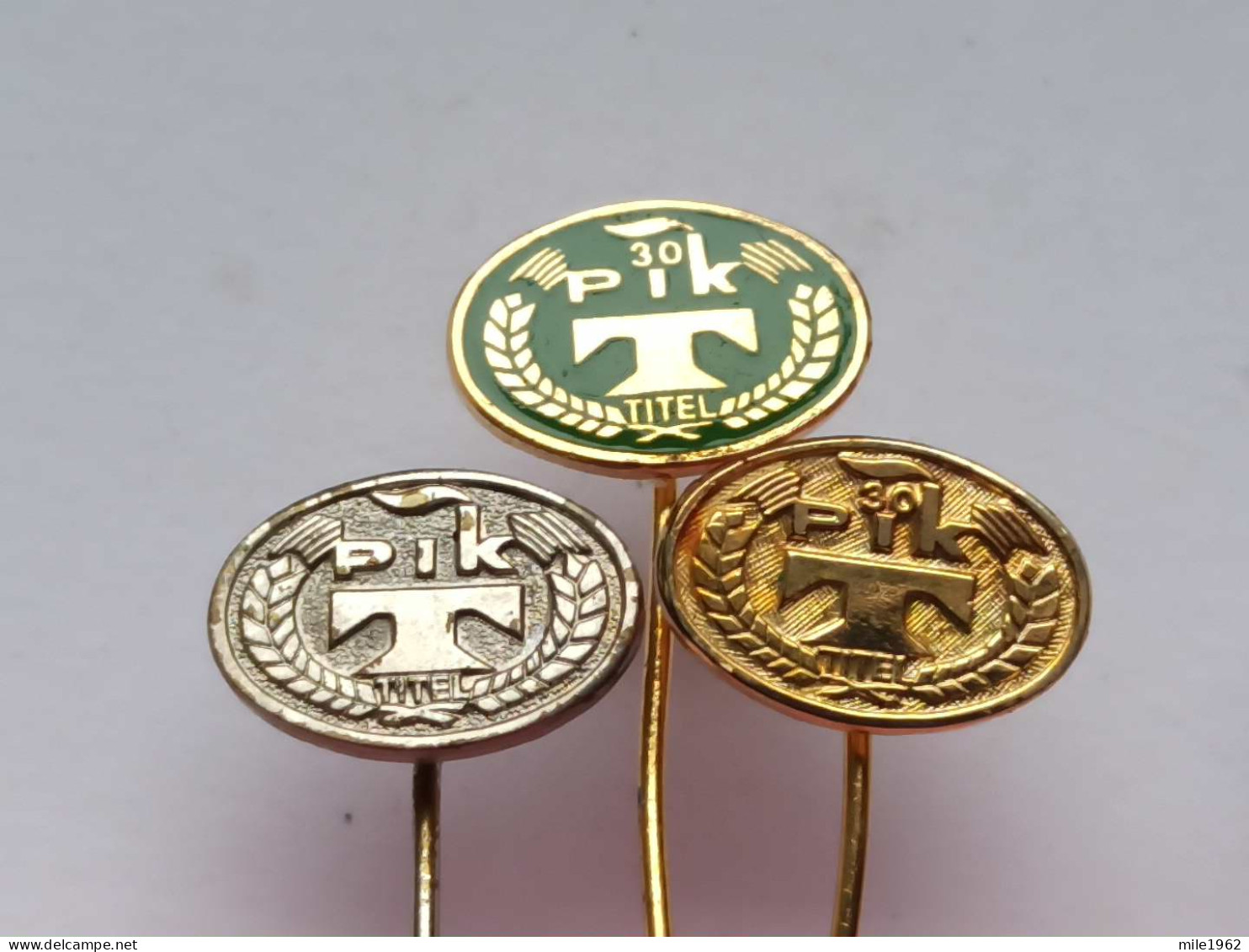 BADGE Z-98-16 - 3 PINS - PIK TITEL, YUGOSLAVIA, AGRICULTURAL Agriculture Agricole, FOOD COMPLEX - Lotes