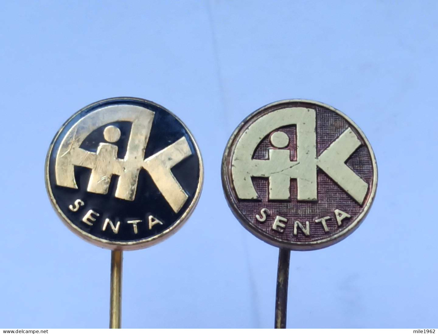 BADGE Z-98-18 - 2 PINS - AIK SENTA, SERBIA - Sets