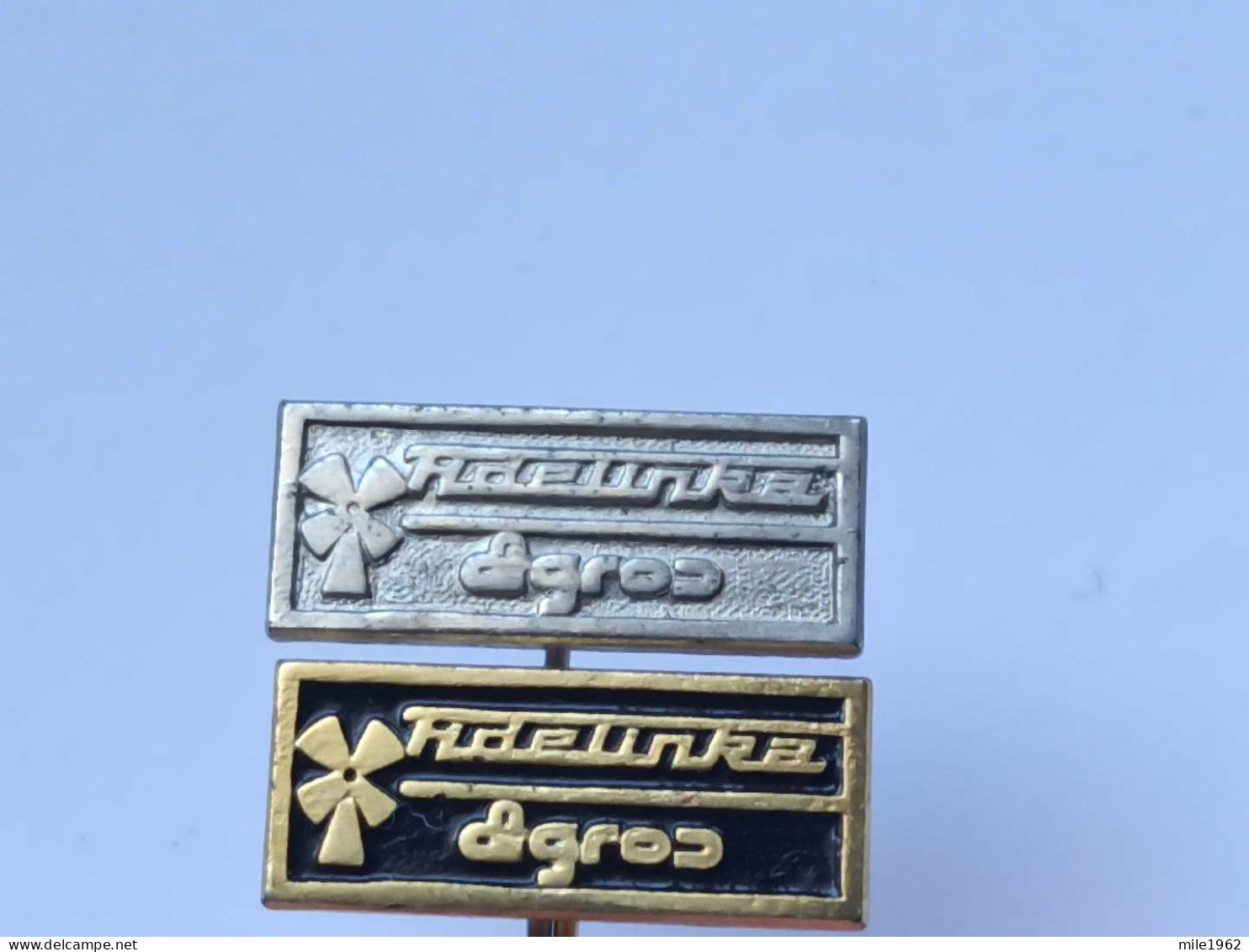 BADGE Z-98-19 - 2 PINS - FIDELINKA, SERBIA, MOULIN, MILL - Lots