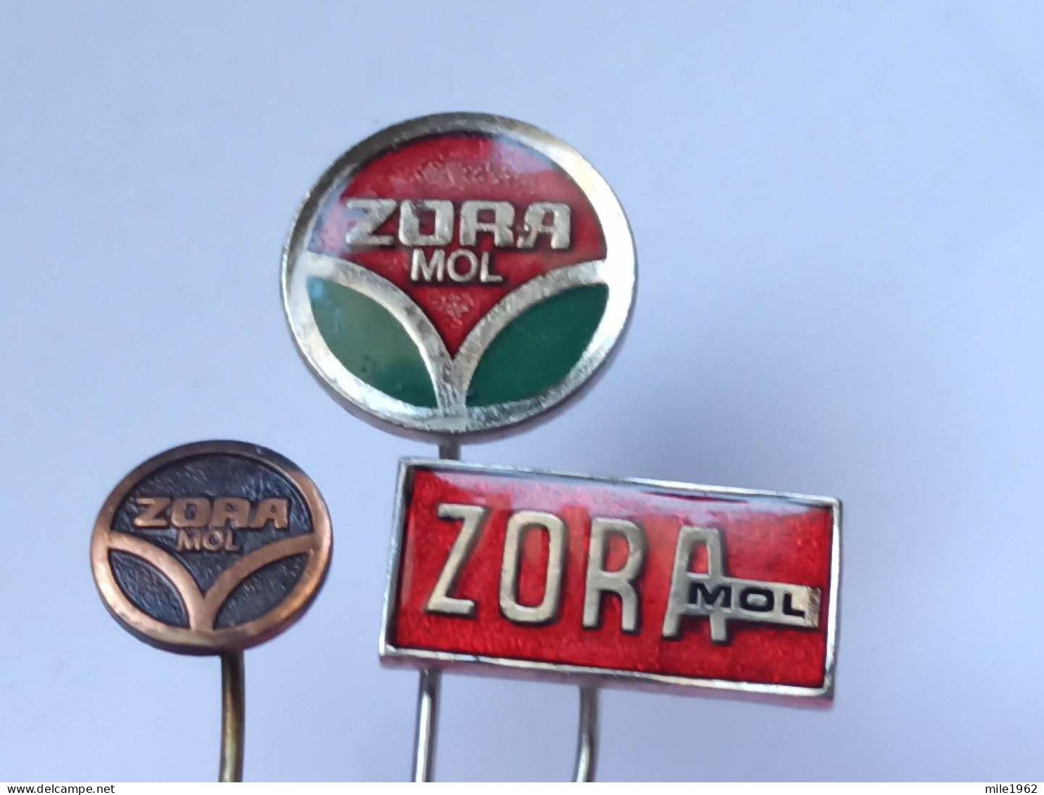 BADGE Z-98-21 - 3 PINS - MOL, Serbia, VEGETABLES - Lots